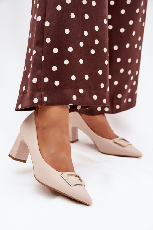 Schoenen met hakken versieren met gespen beige Seriva