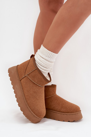 Zandkleurige schoenen met zwarte accenten en een dikke zool