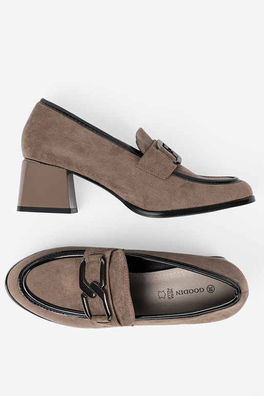 zandkleurige suède enkellaarsjes op dikke hak