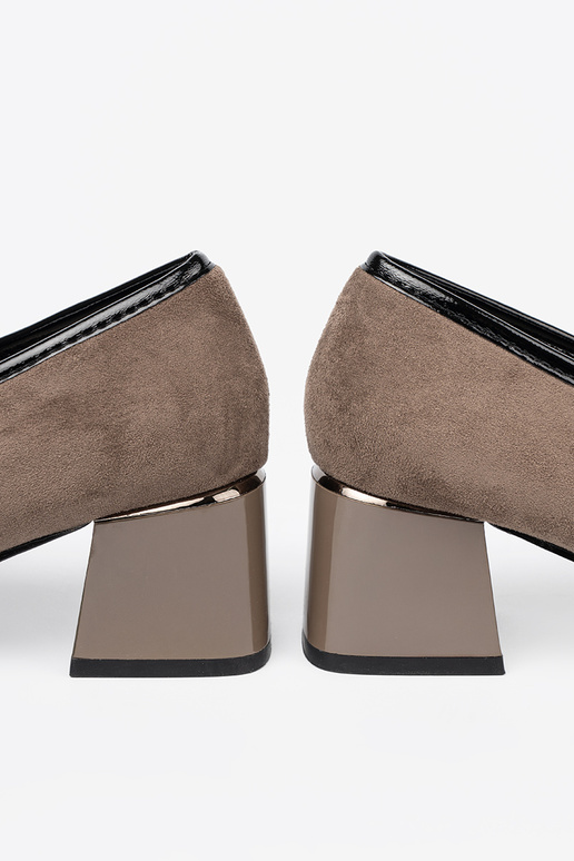 zandkleurige suède enkellaarsjes op dikke hak