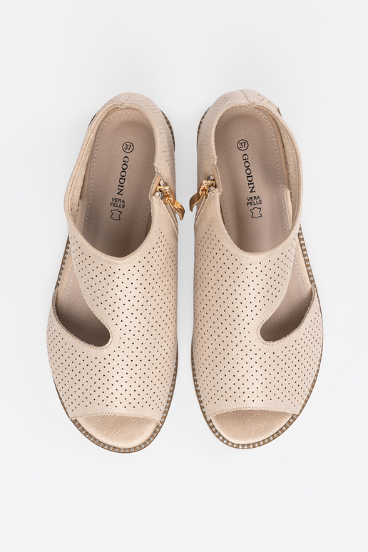 gouden kleur sandalen opengeInerkt op een platte zool