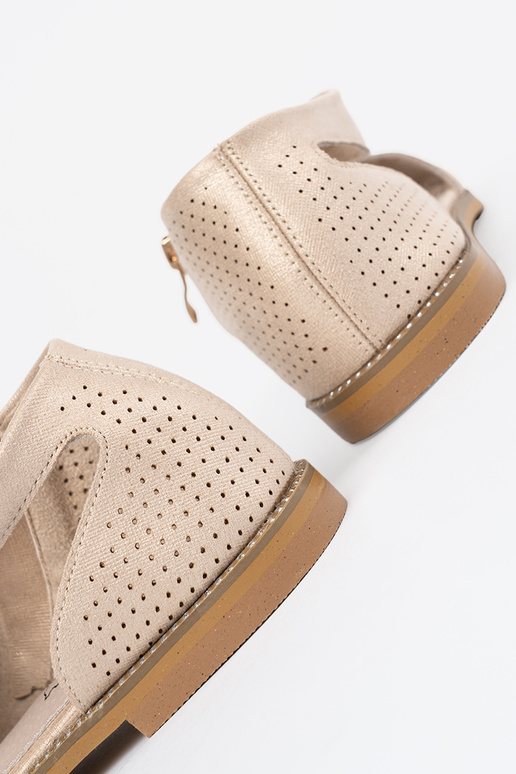 gouden kleur sandalen opengeInerkt op een platte zool