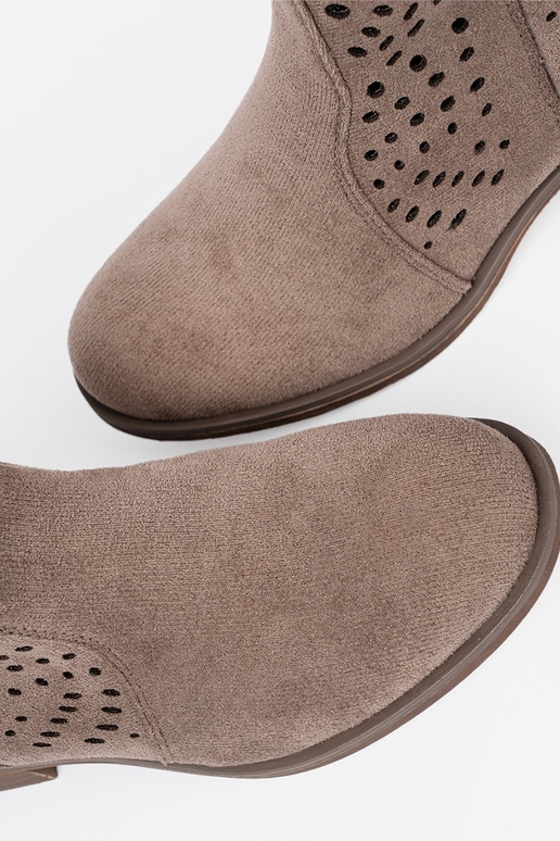 beige laarzen opengeInerkt In koInbojskim stylu