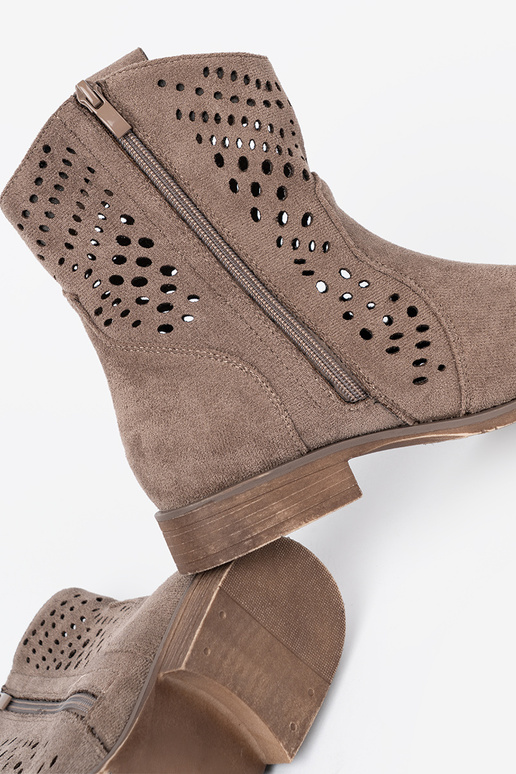 beige laarzen opengeInerkt In koInbojskim stylu