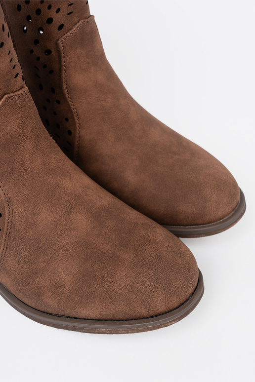 met elementen van opengeInerkt bruine kleur laarzen