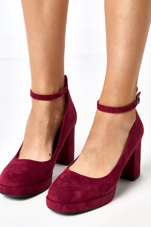 Bordeaux kleurige schoenen op stevige...