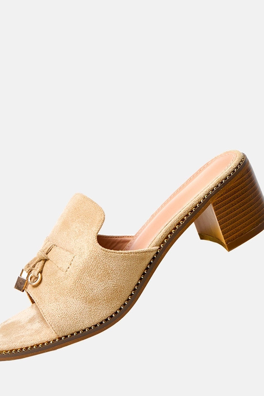 Zandkleurige slippers op hak met...