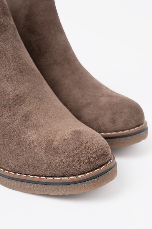 Het klassieke model donkerbeige laarzen op een stabiele hiel