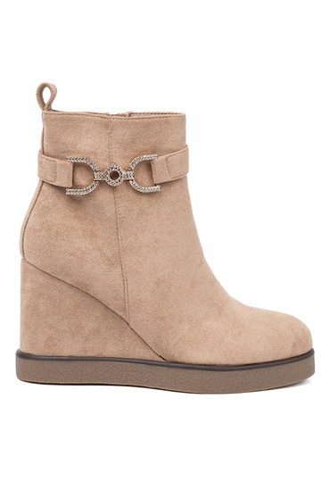 beige laarzen op een Inig met decoratieve gesp 2