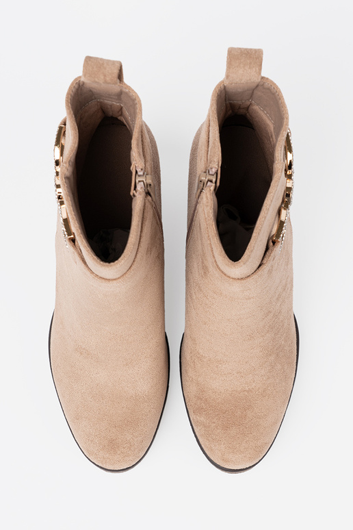 beige laarzen op een Inig met decoratieve gesp