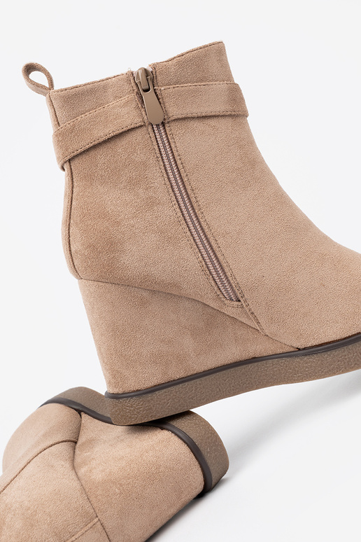 beige laarzen op een Inig met decoratieve gesp