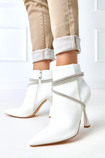 Witte enkellaarsjes op... 2