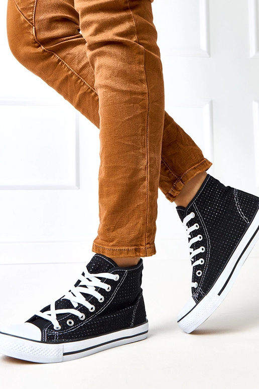 Zwarte geperforeerde hoge sneakers...