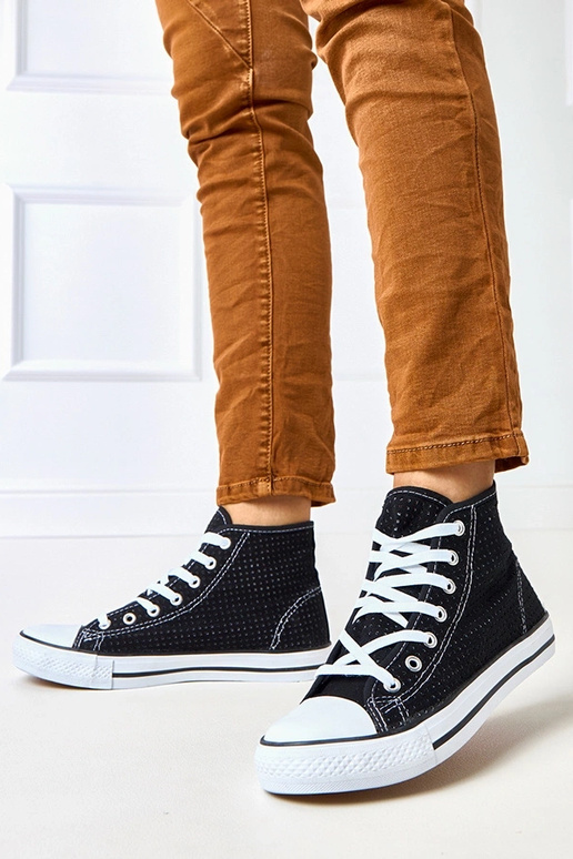 Zwarte geperforeerde hoge sneakers...