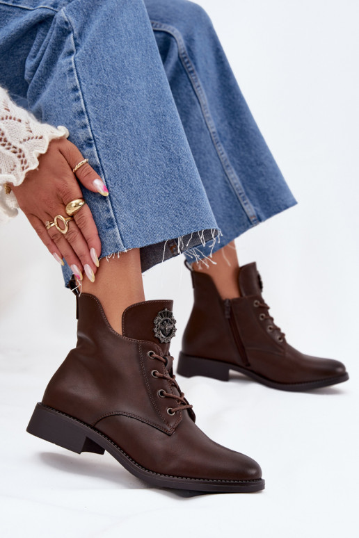 lage hakken voor dames met brede hakken Met sierlijk Detalem opInarmen bruine kleur Cylira