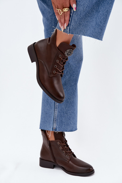 lage hakken voor dames met brede hakken Met sierlijk Detalem opInarmen bruine kleur Cylira