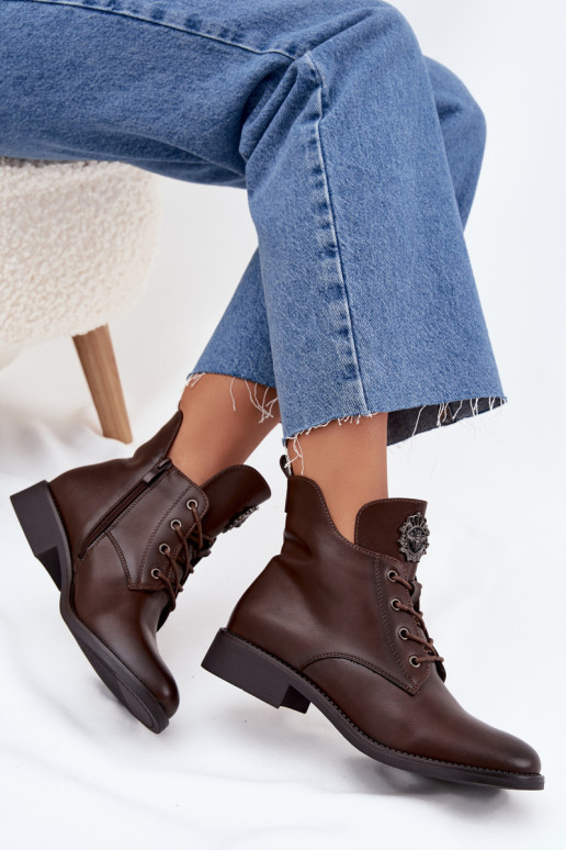 lage hakken voor dames met brede hakken Met sierlijk Detalem opInarmen bruine kleur Cylira