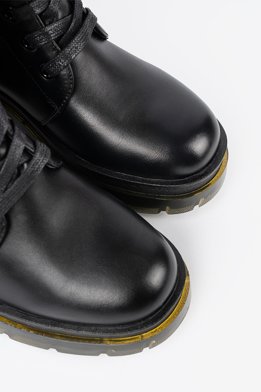 Het klassieke model zInart lange laarzen z vetersluitingm i suInakiem