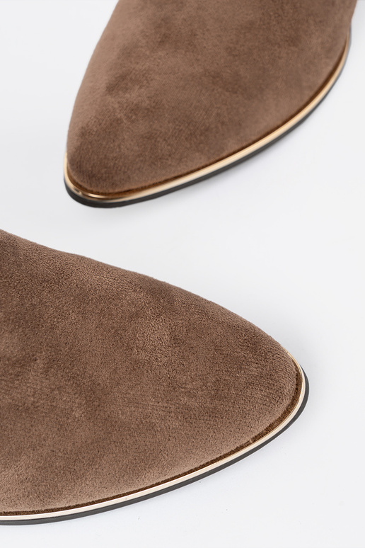 beige laarzen van suède op de hiel