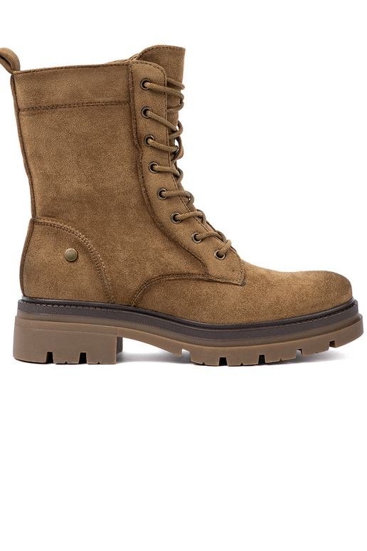 Het klassieke model van suède schoenen In odcieniu brązu