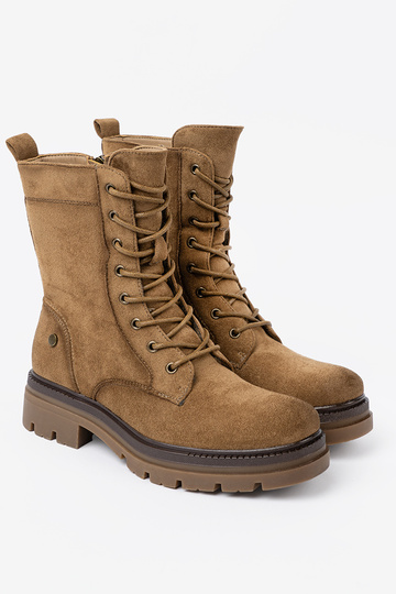 Het klassieke model van suède schoenen In odcieniu brązu