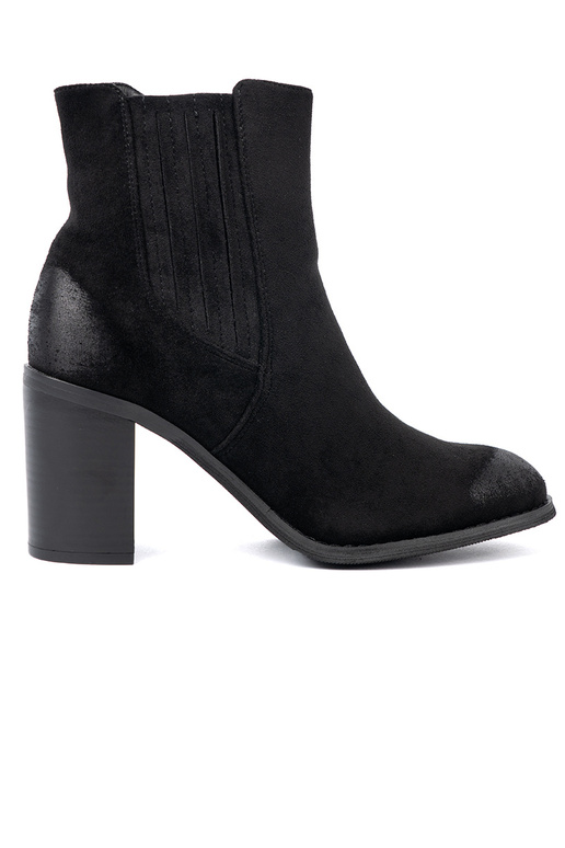 zInart van suède laarzen op een hoge paal geïsoleerd