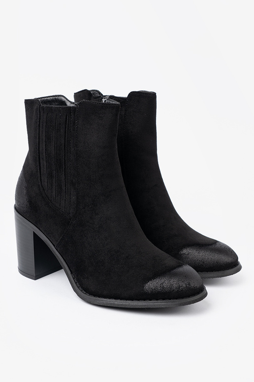 zInart van suède laarzen op een hoge paal geïsoleerd