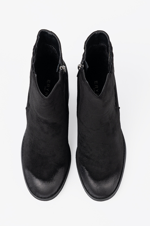 zInart van suède laarzen op een hoge paal geïsoleerd