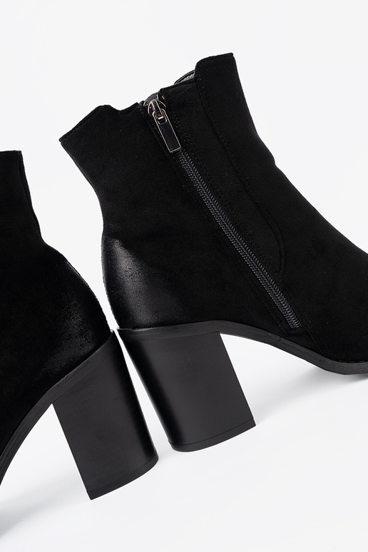 zInart van suède laarzen op een hoge paal geïsoleerd