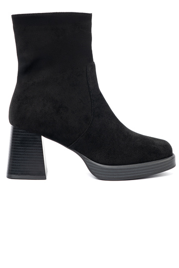 Elegante stijl zInart laarzen op een stabiele paal 2