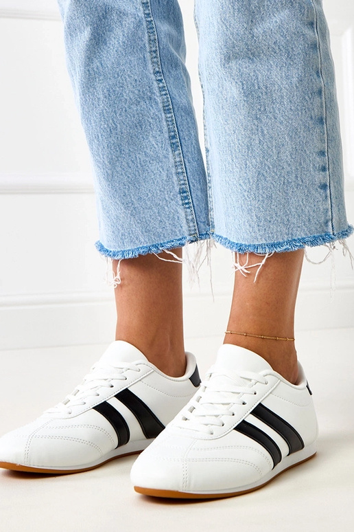 Witte tennissneakers met zwarte inzet... Witte tennissneakers met zwarte inzet...