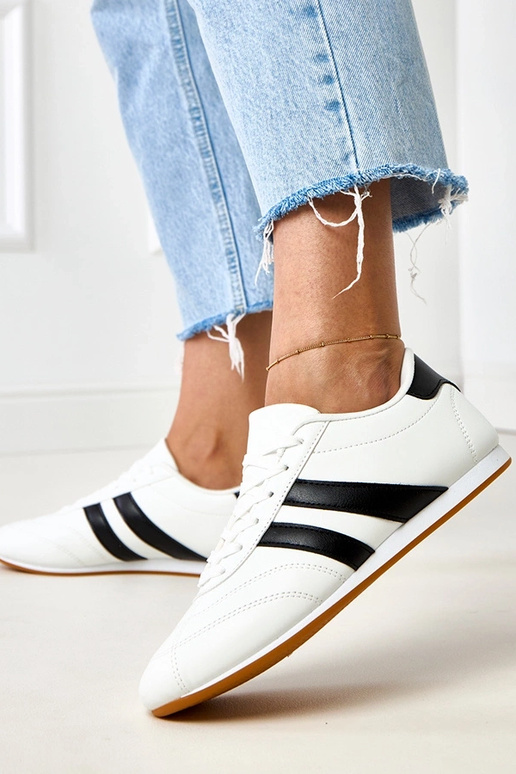 Witte tennissneakers met zwarte inzet... Witte tennissneakers met zwarte inzet...