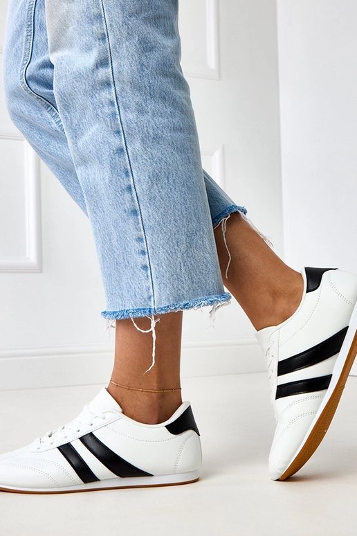 Witte tennissneakers met zwarte inzet... Witte tennissneakers met zwarte inzet...