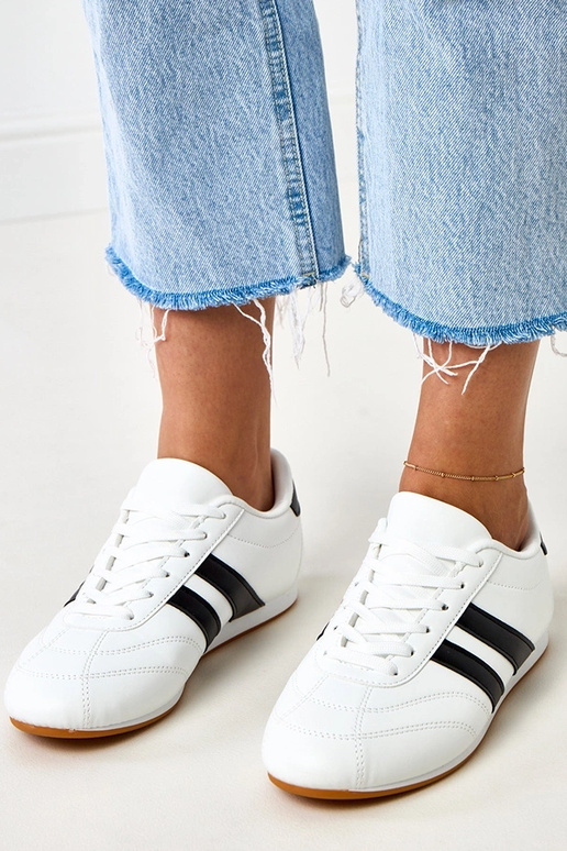 Witte tennissneakers met zwarte inzet... Witte tennissneakers met zwarte inzet...