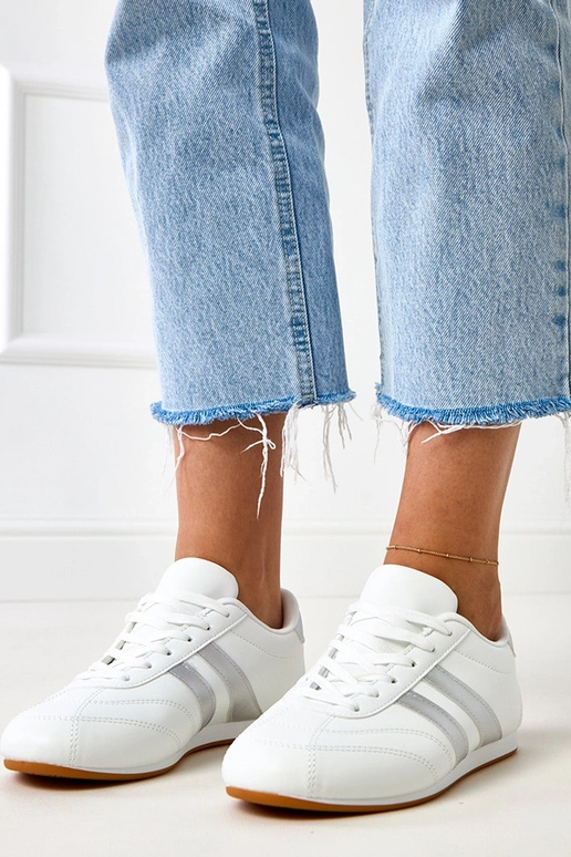 Witte tennissneakers met zilveren... Witte tennissneakers met zilveren...