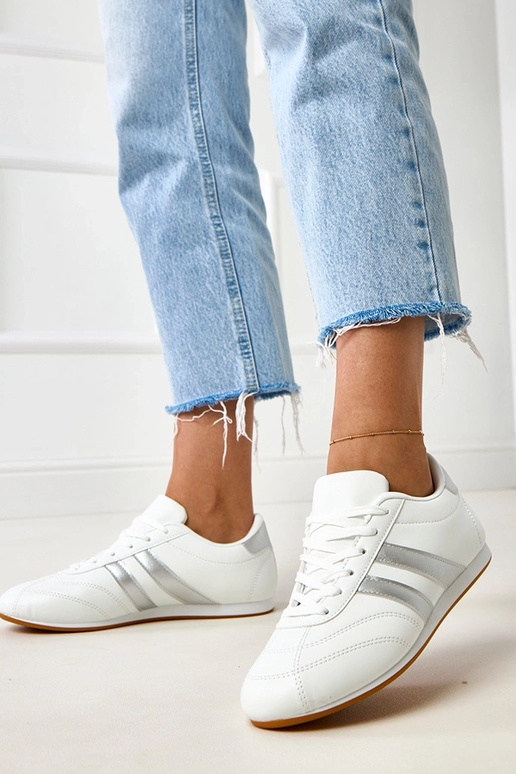 Witte tennissneakers met zilveren... Witte tennissneakers met zilveren...