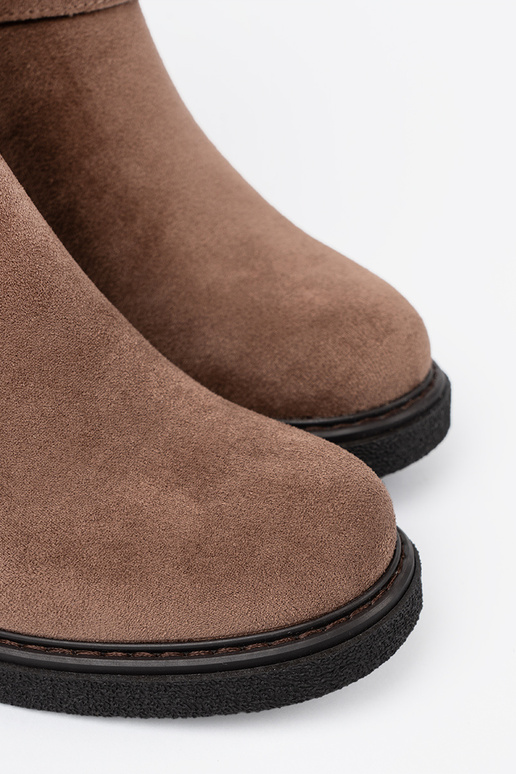 Stijlvol beige laarzen op een stabiele hiel