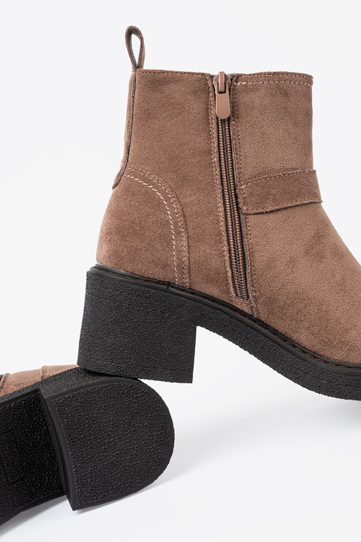 Stijlvol beige laarzen op een stabiele hiel