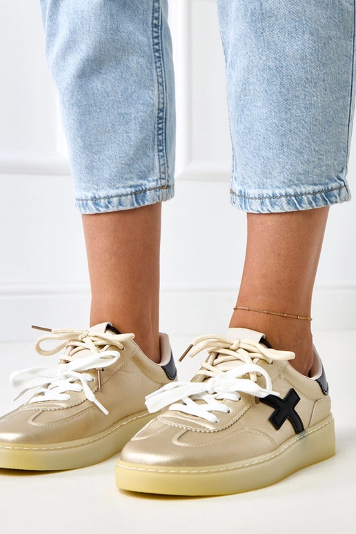 Gouden sneakers op platform met... Gouden sneakers op platform met...