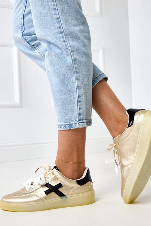 Gouden sneakers op platform met... Gouden sneakers op platform met...