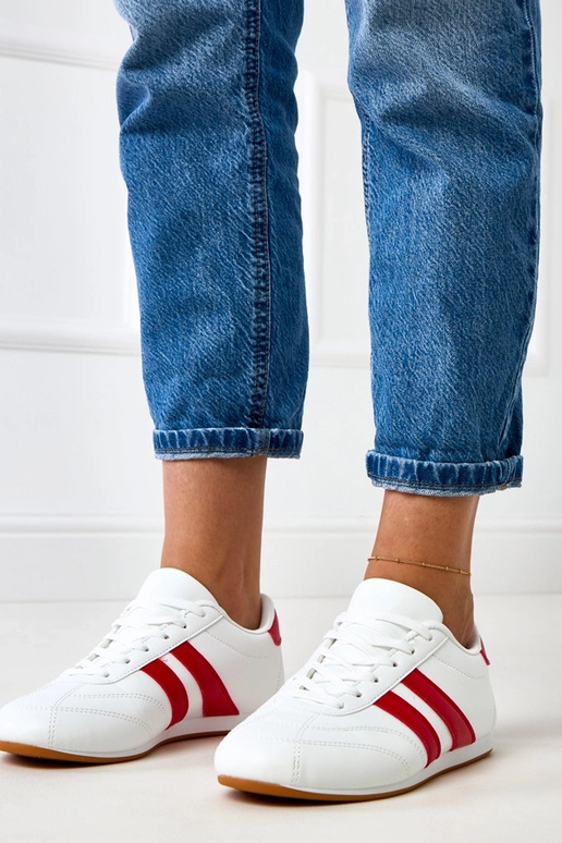 Witte tennisachtige sneakers met rode... Witte tennisachtige sneakers met rode...