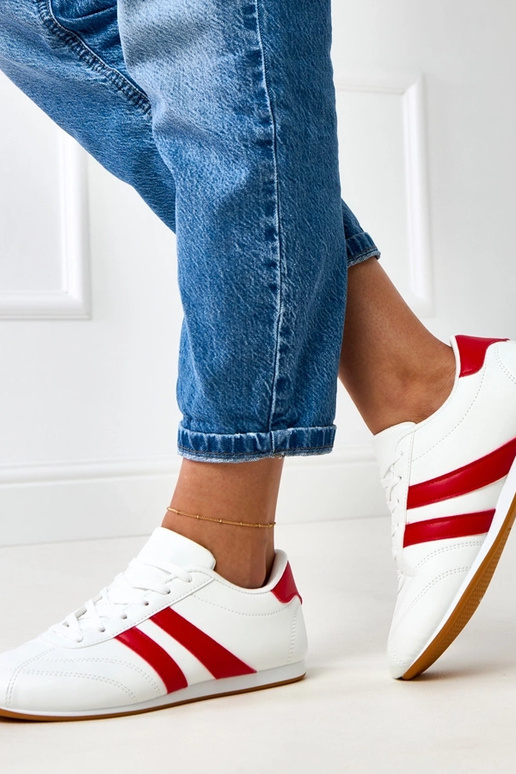 Witte tennisachtige sneakers met rode... Witte tennisachtige sneakers met rode...