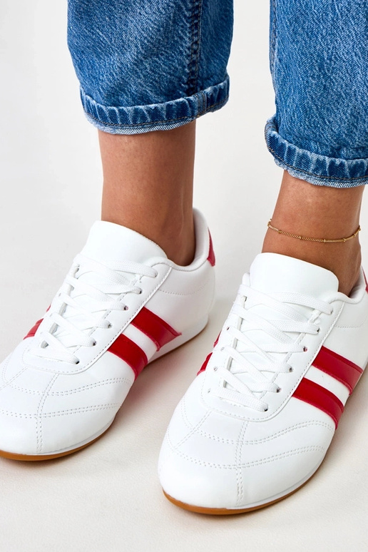 Witte tennisachtige sneakers met rode... Witte tennisachtige sneakers met rode...