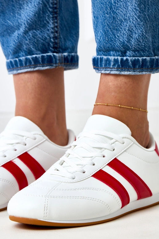 Witte tennisachtige sneakers met rode... Witte tennisachtige sneakers met rode...