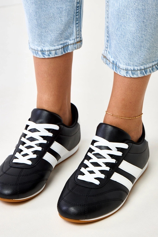 Zwarte tennisachtige sneakers met... Zwarte tennisachtige sneakers met...