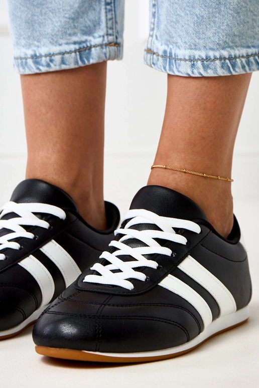 Zwarte tennisachtige sneakers met... Zwarte tennisachtige sneakers met...