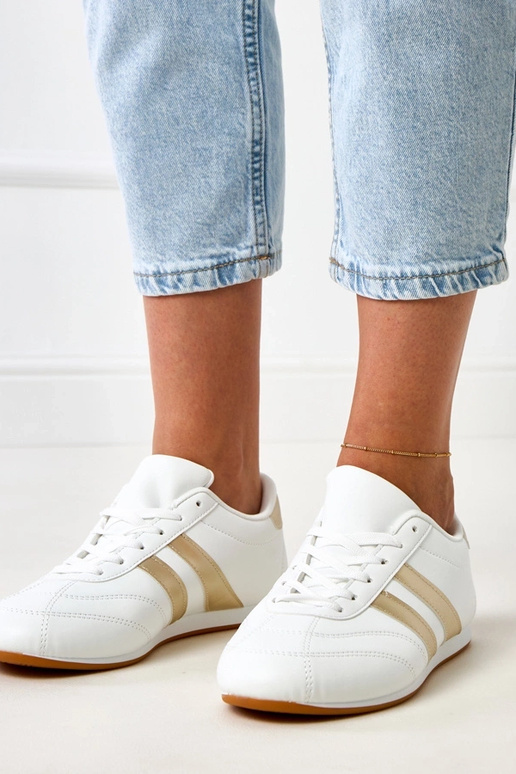 Witte tennisachtige sneakers met... Witte tennisachtige sneakers met...