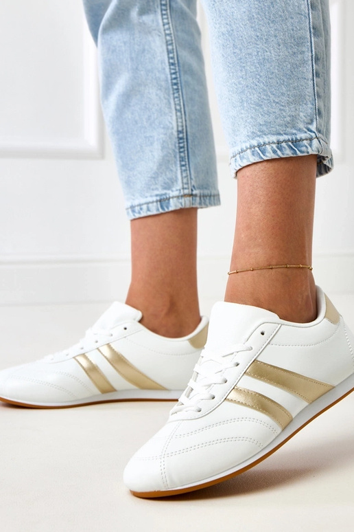 Witte tennisachtige sneakers met... Witte tennisachtige sneakers met...