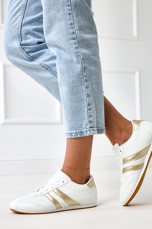 Witte tennisachtige sneakers met... Witte tennisachtige sneakers met...