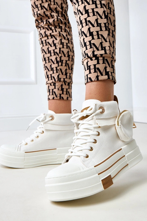 Witte hoge sportschoenen op platform... Witte hoge sportschoenen op platform...